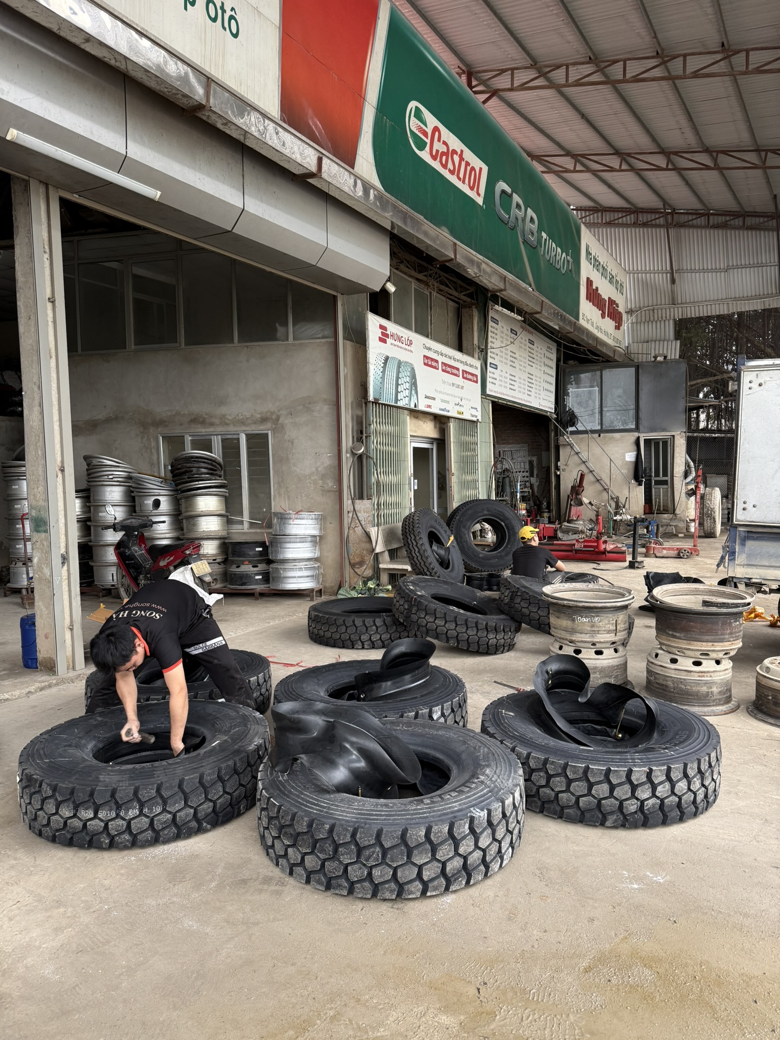 Lắp đặt lốp đúng quy trình kỹ thuật chuyên nghiệp