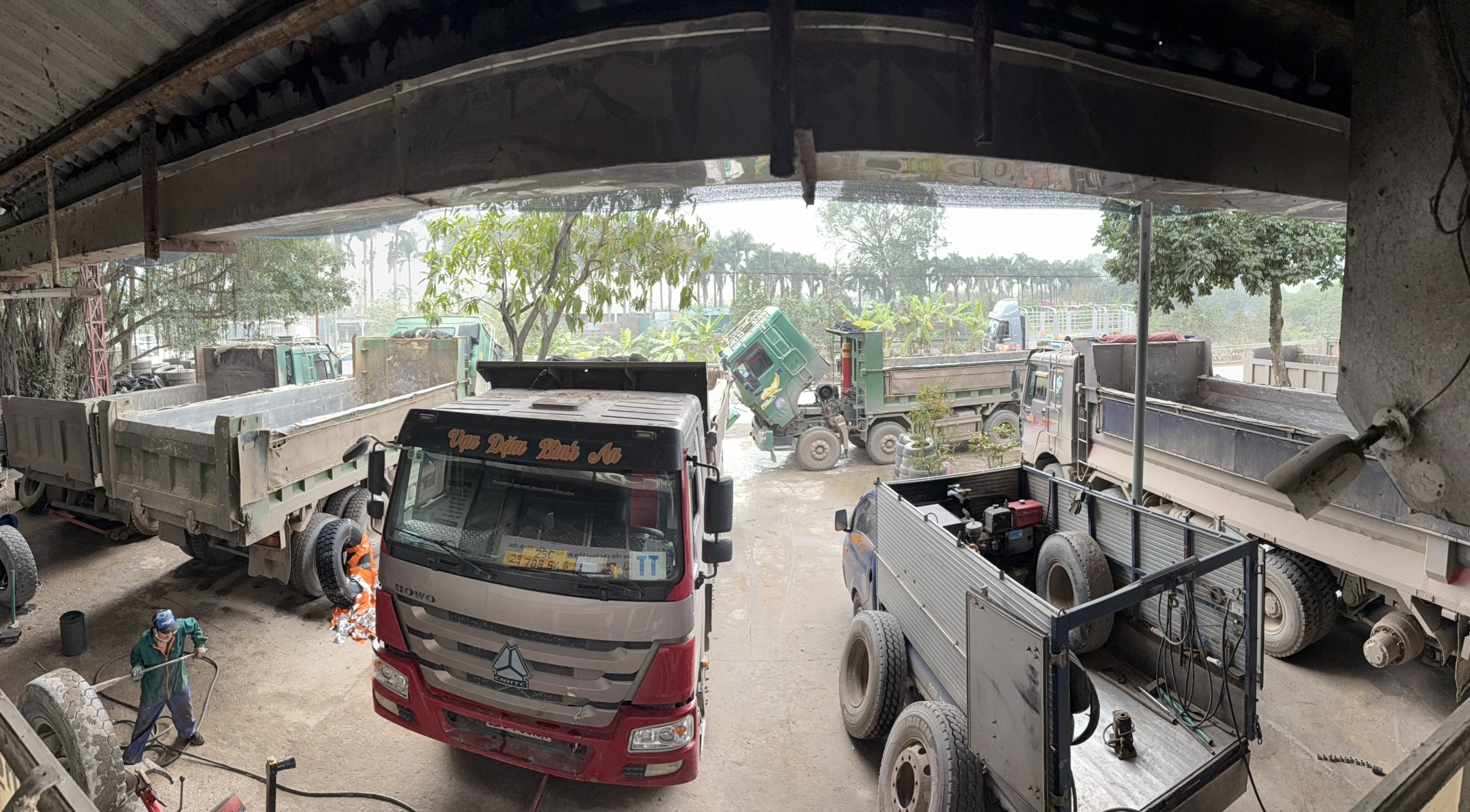 Garage rộng rãi mặt tiền Quốc lộ 21B phục vụ nhiều xe cùng lúc